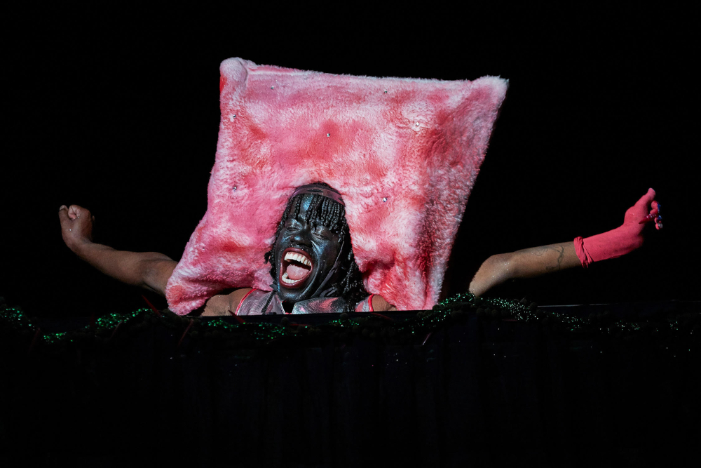 Anthony Martine et Mérendys Martine dans la pièce Quand on dort on n'a pas faim, avec une création lumière de Jérôme Baudouin, créateur lumière en danse, théâtre et spectacle vivant.